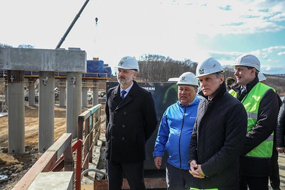 Губернатор и министр осматривают строительство моста
