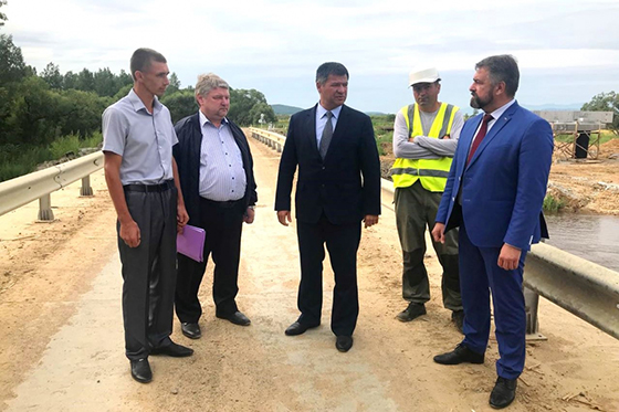 Губернатор Тарасенко проверяет ход работ на строительстве моста через реку Крыловка